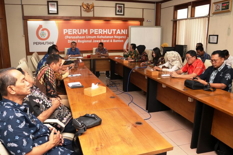 Kunjungi Perhutani Jabar, Bahas Pokja Percepatan Penghutanan Sosial