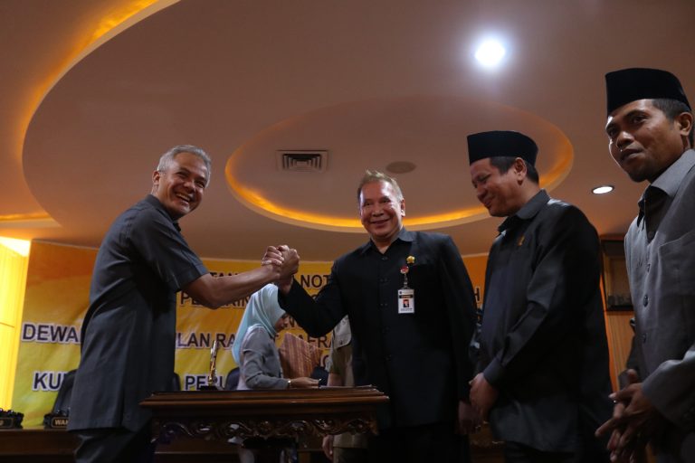 Gubernur-DPRD Teken KUPA-PPAS 2019