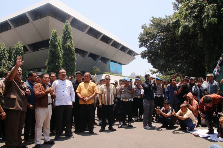 Tenangkan Massa, DPRD Ingin Mahasiswa Tak Anarkistis