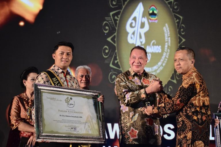 Sembilan Dewan Terima Badan Kehormatan Award