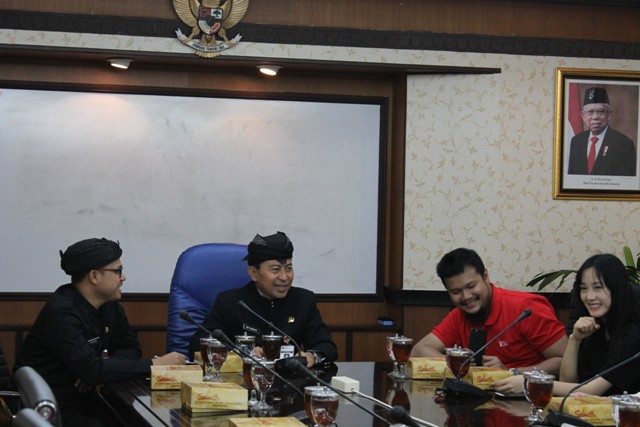 Empat Mahasiswi Tiongkok Kunjungi Gedung Berlian