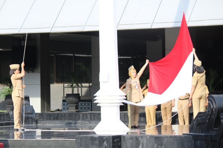 Srikandi Sekretariat DPRD Jateng Jadi Petugas Upacara Hari Ibu
