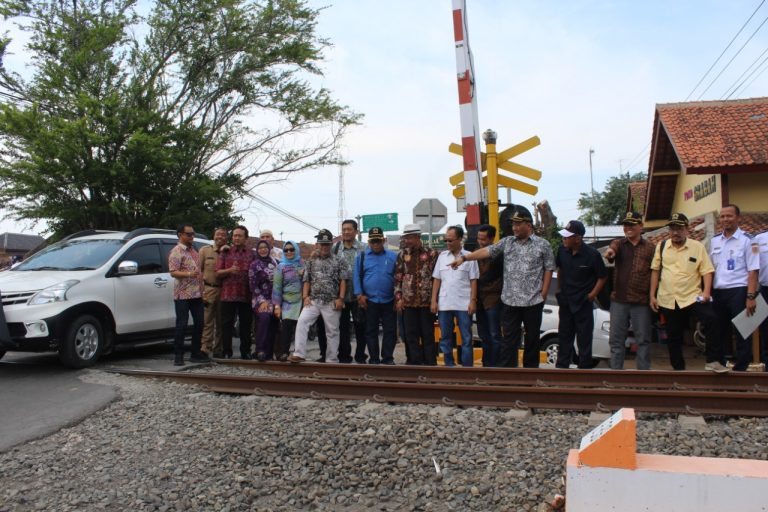Pemasangan Rambu Palang KA Perhatikan Faktor Keselamatan Warga