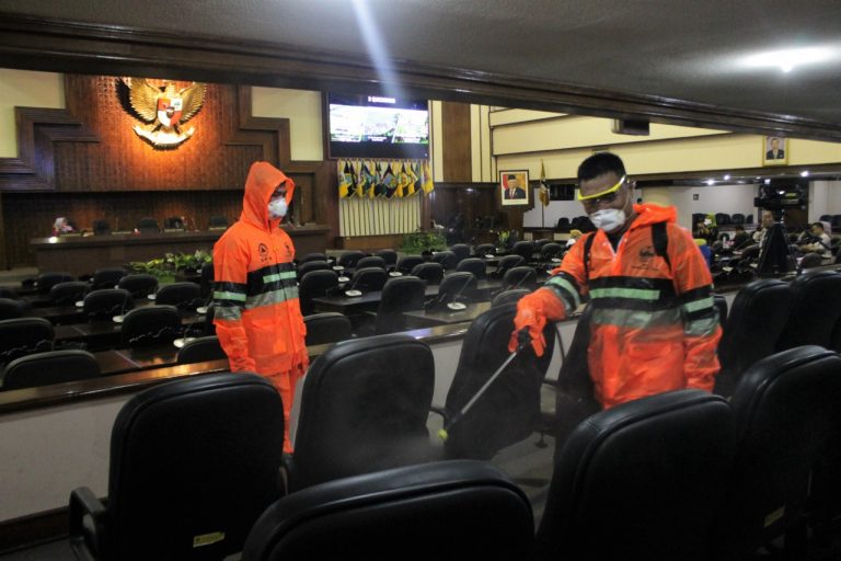 Cegah Penyebaran Corona, Gedung Berlian Disemprot Disinfektan