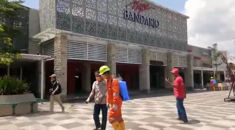 Bambang Kribo Semprot Disinfektan Pasar Bandarjo Ungaran