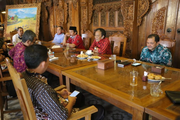 Bambang Kribo Serap Aspirasi dengan Gaya ‘Kucingan’