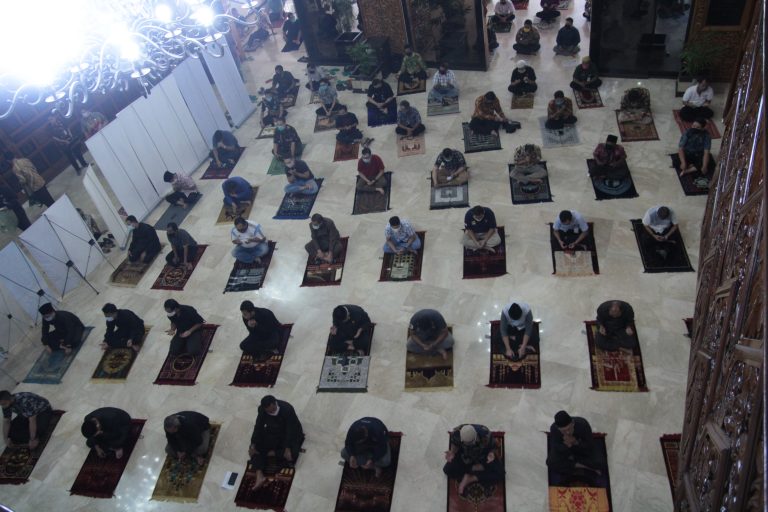 DPRD Jateng Gelar Sholat Jumat di Lobi Gedung Berlian