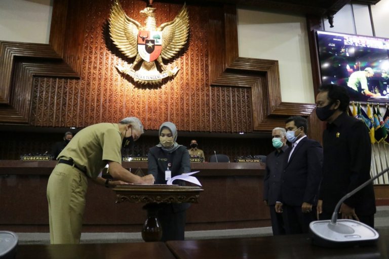 RAPAT PARIPURNA VIRTUAL: Penandatangan Kesepakatan KUPA-PPAS 2020