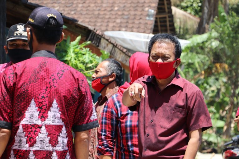 Bambang Kribo Pantau Jalan Desa hingga Bagikan Kursi Roda