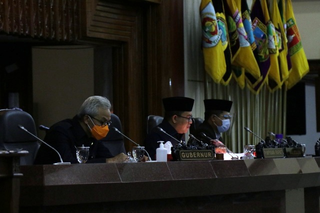 RAPAT PARIPURNA VIRTUAL: Tanggapan Gubernur atas Pandangan Fraksi terhadap RAPBD 2021 & Raperda Perubahan Status PD Air Bersih Tirta Utama