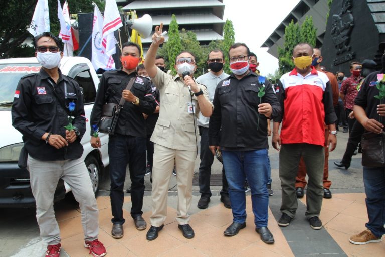 Berjalan Tertib, Para Buruh Sampaikan Aspirasinya