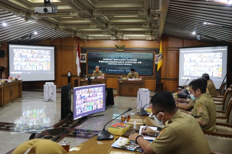RAPAT SATGAS COVID-19: Masyarakat Belum Disiplin Pakai Masker & Jaga Jarak