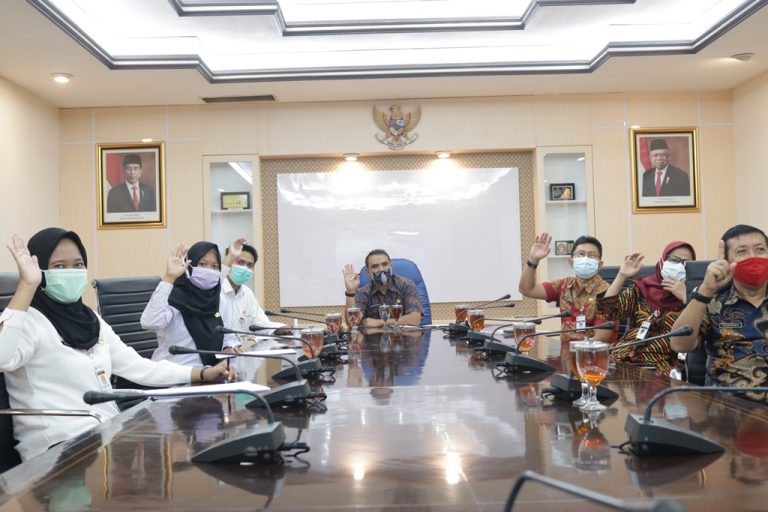 Gubernur Serahkan 1.349 SK Pengangkatan CPNS
