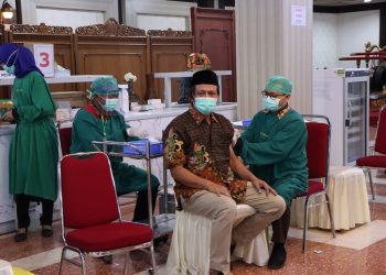 Pimpinan dan Anggota DPRD Jateng Jalani Vaksinasi Covid-19