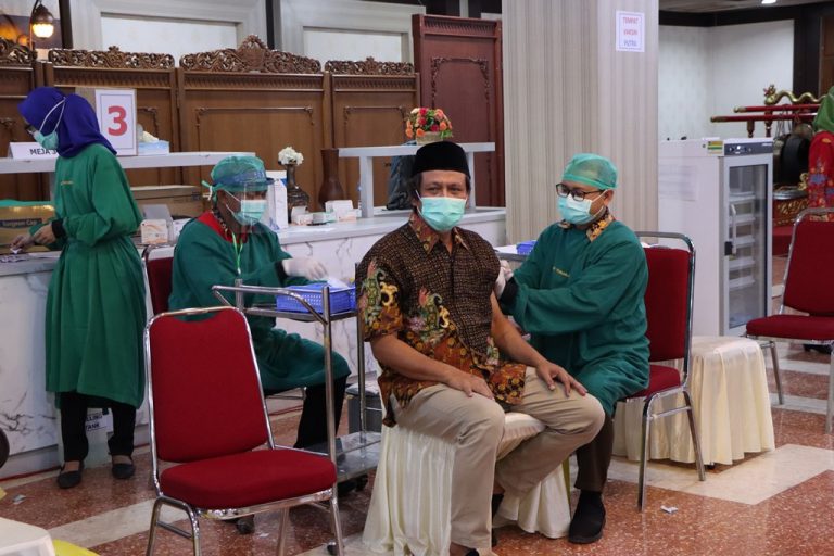 Pimpinan dan Anggota DPRD Jateng Jalani Vaksinasi Covid-19