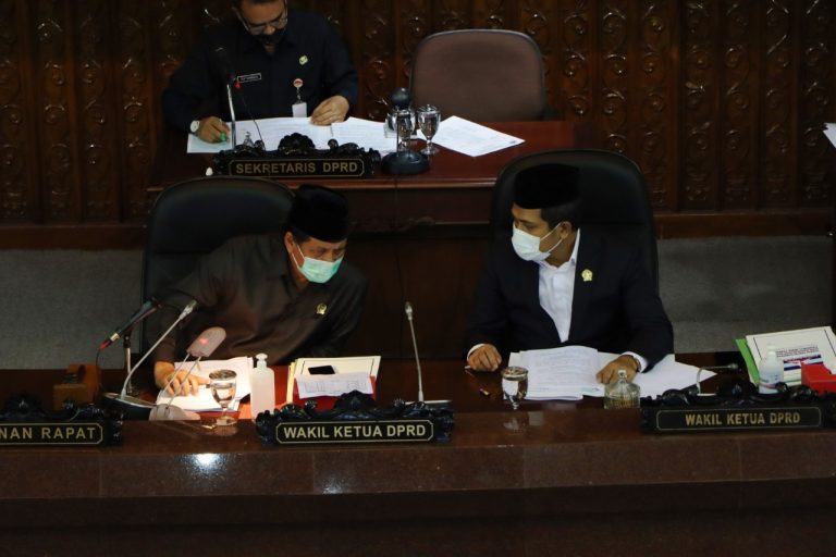 RAPAT PARIPURNA VIRTUAL: Pandangan Fraksi & Tanggapan Gubernur terhadap Raperda CMJT & Perlindungan Anak