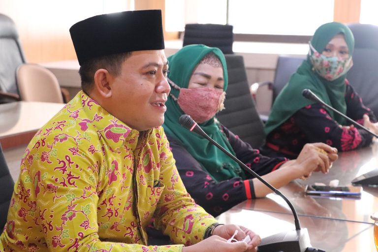 Sukirman ‘Digeruduk’ Puluhan Perempuan Pekalongan