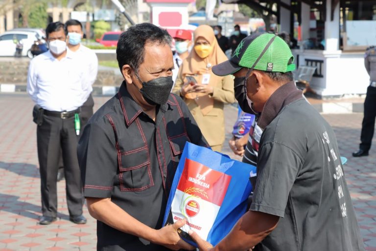 Bambang Kribo Borong Beras untuk Warga Terdampak PPKM