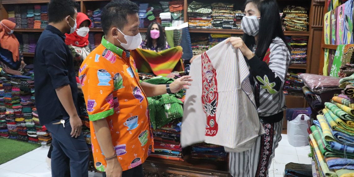 Berkembang, Penjualan Online Batik Tenun selama Pandemi