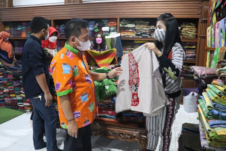 Berkembang, Penjualan Online Batik Tenun selama Pandemi