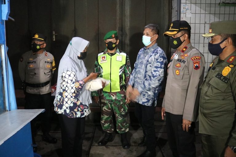 Komisi A Bagikan Sembako bersama Tim Gabungan di Alun-alun Pati