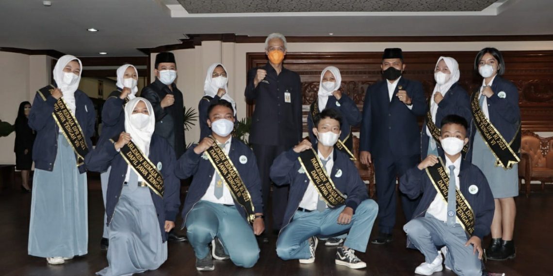 Anggota Parlemen Remaja Diajak Keliling Ruang Rapat Paripurna