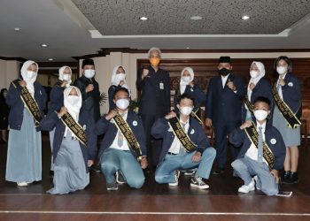 Anggota Parlemen Remaja Diajak Keliling Ruang Rapat Paripurna