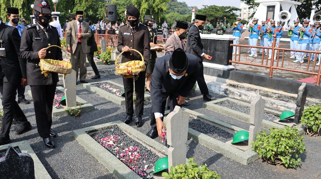 Ferry Terhanyut Suasana Khidmat di Pusara Pahlawan