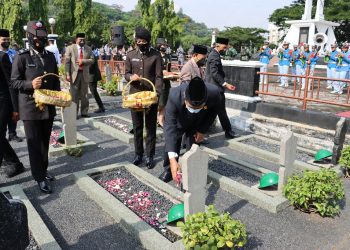 Ferry Terhanyut Suasana Khidmat di Pusara Pahlawan