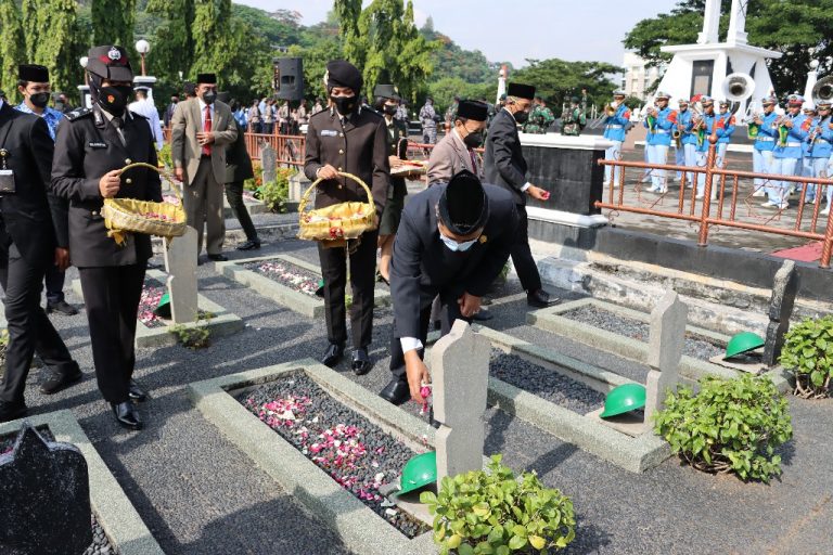 Ferry Terhanyut Suasana Khidmat di Pusara Pahlawan