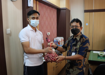 Harga Turun, Setwan Borong Bawang Petani