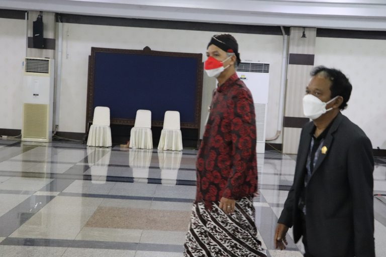Ketua DPRD Hadiri Penyerahan Dipa oleh Gubernur