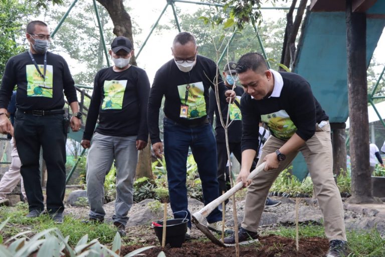 Rawat Bumi Tanam Seribu Pohon di Semarang Zoo