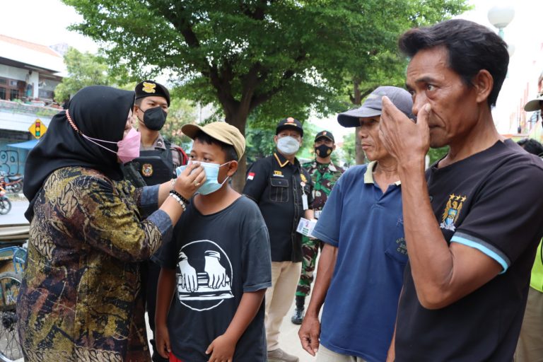 Komisi A & Satpol PP Bagi-Bagi Masker di Pasar Brebes