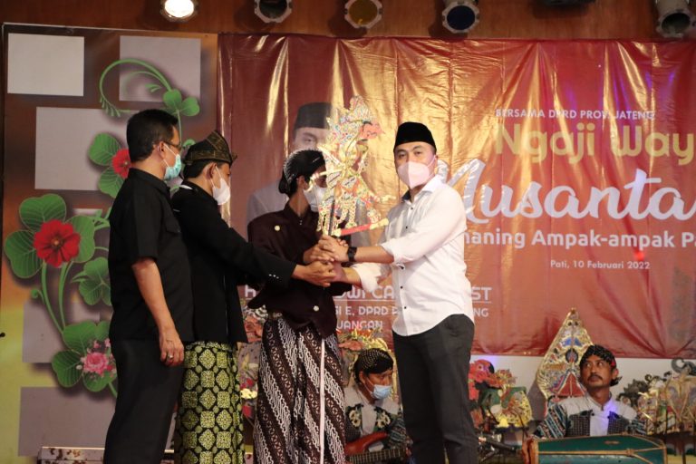 MEDIA TRADISIONAL: Ngaji Wayang, Media Syiar Tanpa Tinggalkan Budaya