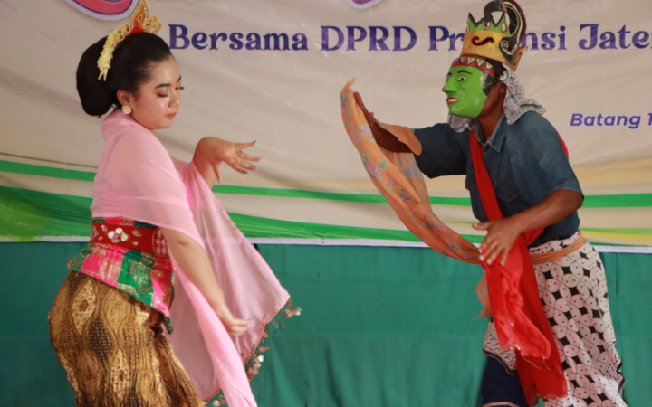 MEDIA TRADISIONAL: Kesenian Lengger Batang Perlu Diperkenalkan