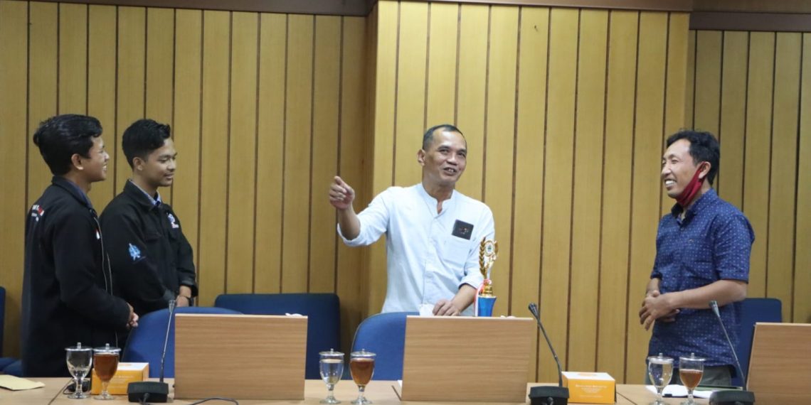 Sumanto Serahkan Trofi Pemenang Lomba Desain Agrowisata