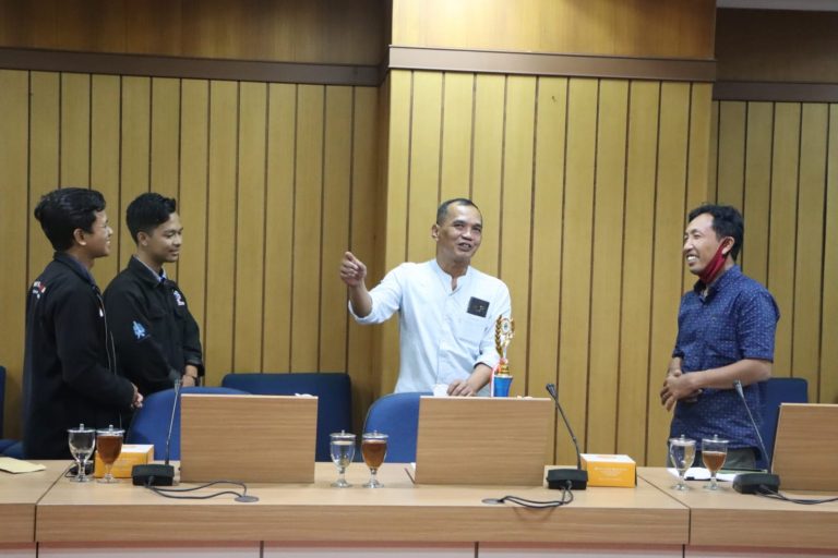 Sumanto Serahkan Trofi Pemenang Lomba Desain Agrowisata