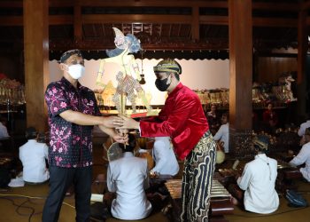 MEDIA TRADISIONAL: Wayang, Warisan Budaya Jati Diri Masyarakat