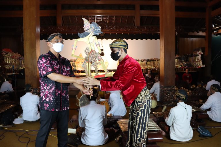 MEDIA TRADISIONAL: Wayang, Warisan Budaya Jati Diri Masyarakat