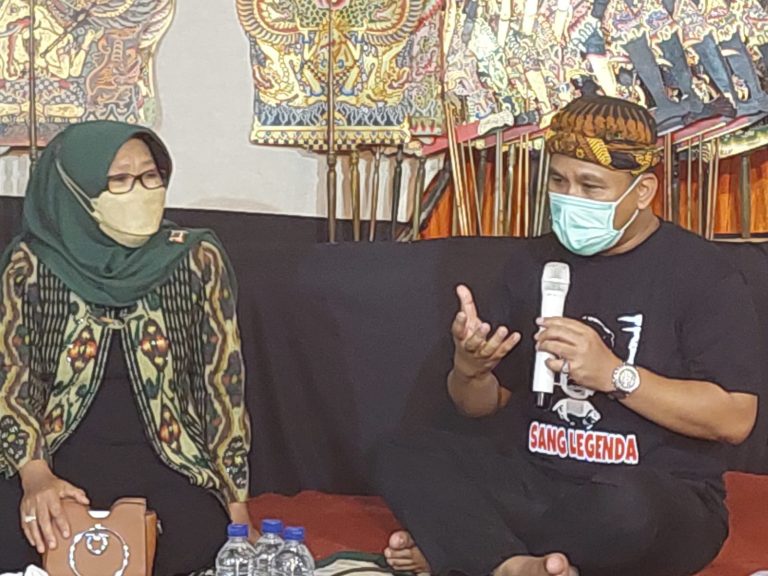 MEDIA TRADISIONAL: Wayang Golek Santri Asli Tegal sebagai Tontonan & Tuntunan