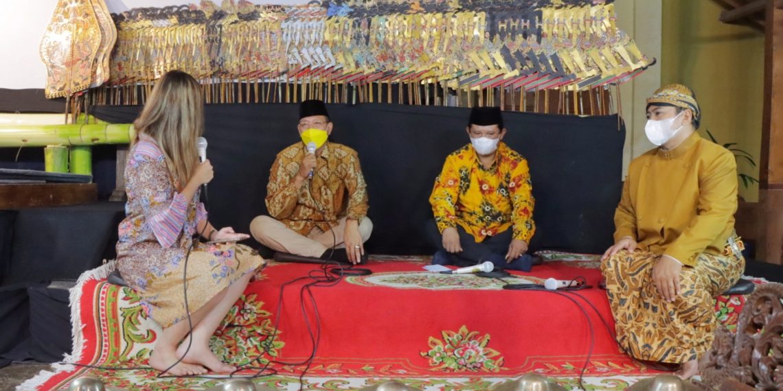 MEDIA TRADISIONAL: Dalang Ki Bagong Kolaborasikan Wayang dan Teknologi