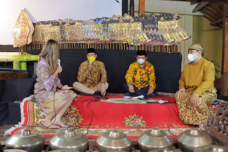 MEDIA TRADISIONAL: Dalang Ki Bagong Kolaborasikan Wayang dan Teknologi