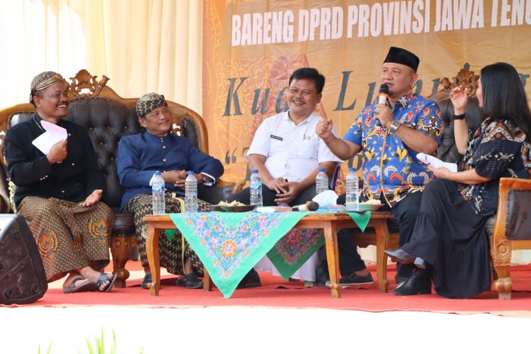 MEDIA TRADISIONAL: Desa Gunungtelu Setia Rawat Kesenian Kuda Lumping