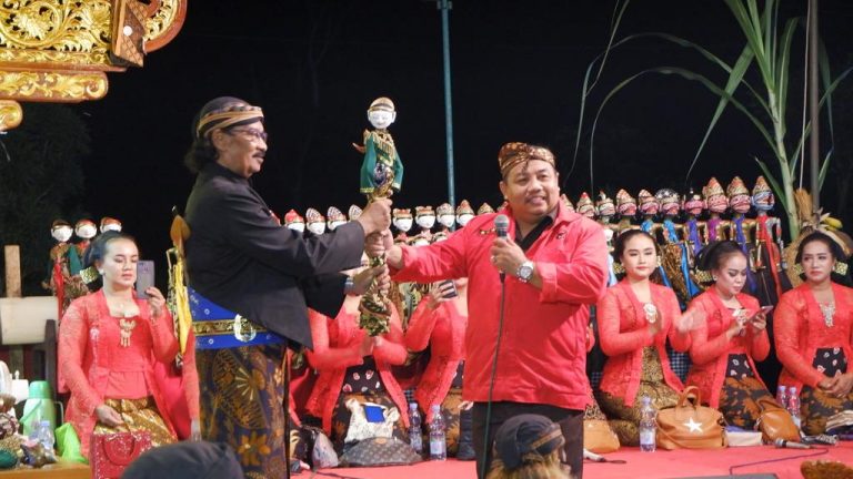 MEDIA TRADISIONAL: Wayang Golek Tetap Jadi Tontonan Warga Batang