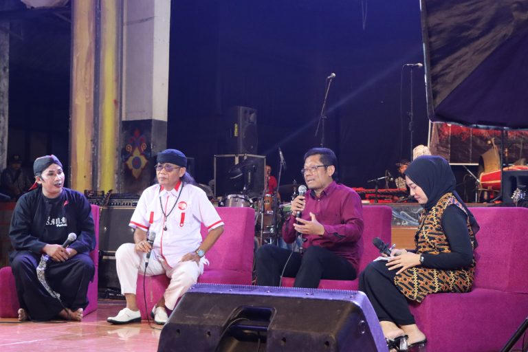 MEDIA TRADISIONAL : Jaga Eksistensi “Sri Panggung” Seni Lengger