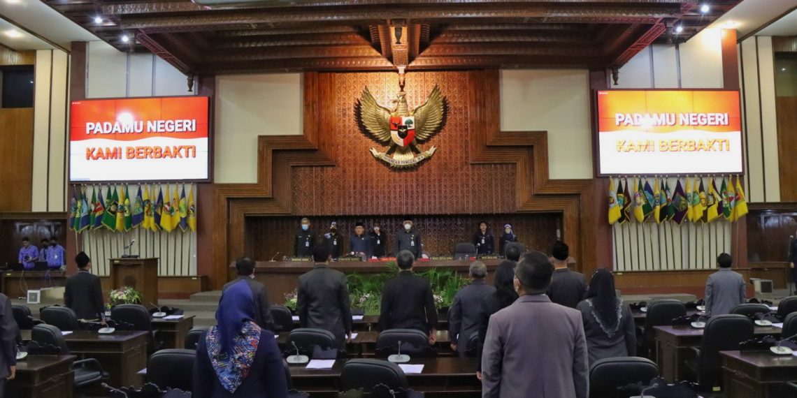 RAPAT PARIPURNA: Pandangan Umum Fraksi atas Raperda APBD 2021 & Persetujuan Renja DPRD 2023