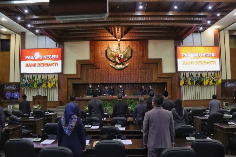RAPAT PARIPURNA: Pandangan Umum Fraksi atas Raperda APBD 2021 & Persetujuan Renja DPRD 2023