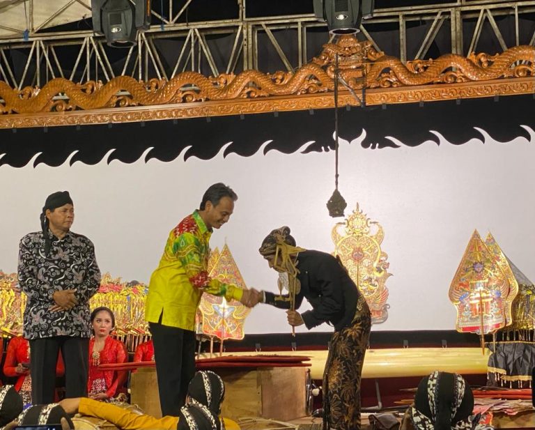 MEDIA TRADISIONAL: Tradisi Apitan di Pati Patut Dilanjutkan