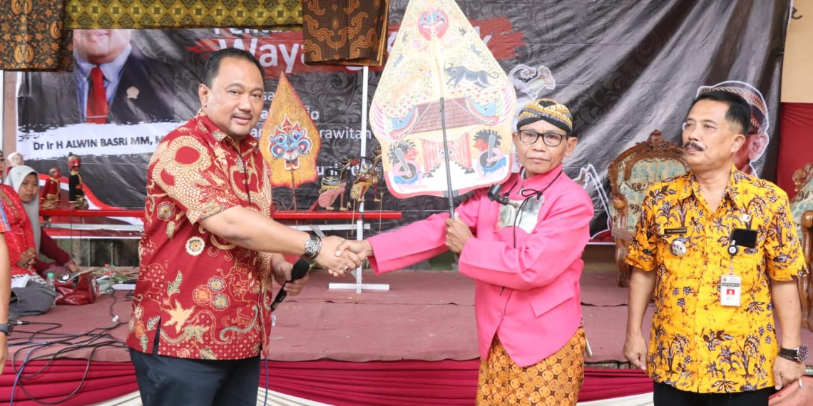 MEDIA TRADISIONAL: Alwin Dukung Pelestarian Wayang Klithik